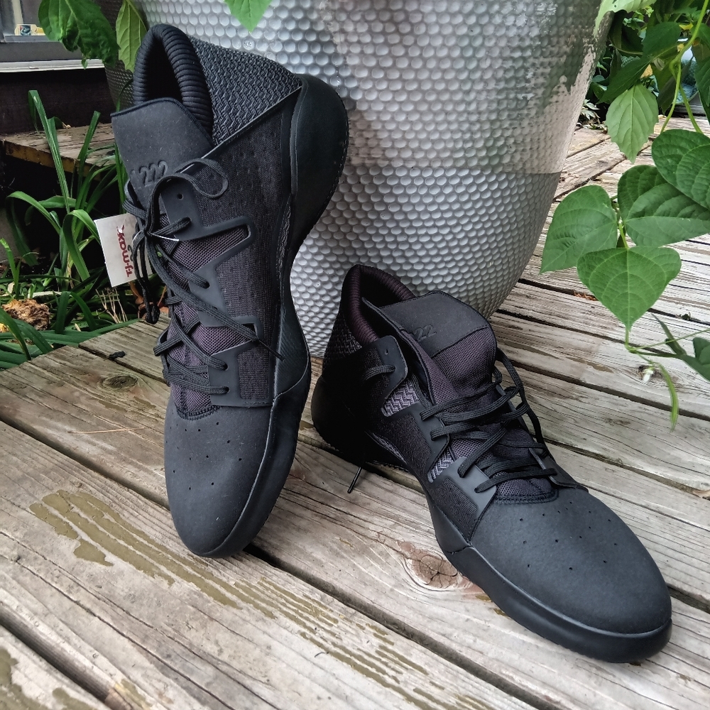 MONSTER BASKETBALL SHOES EUC